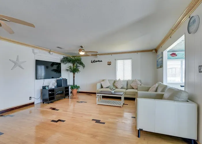 Waterfront Galveston Bay Retreat - 4 Mi To Beach!
