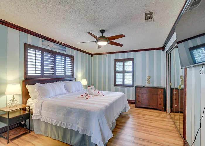 Waterfront Galveston Bay Retreat - 4 Mi To Beach!