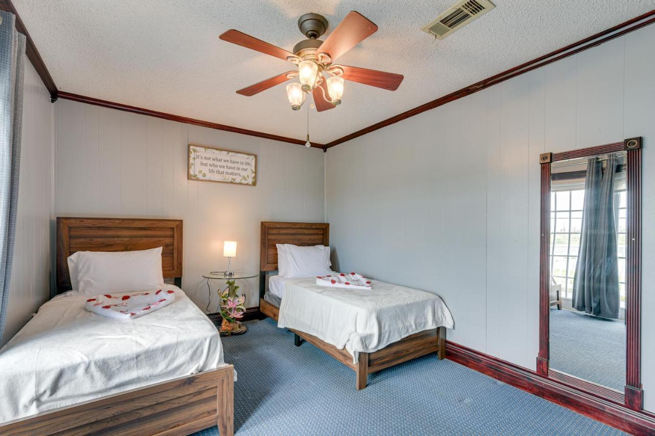 Waterfront Bay Retreat - 4 Mi To Beach! Holiday home Galveston